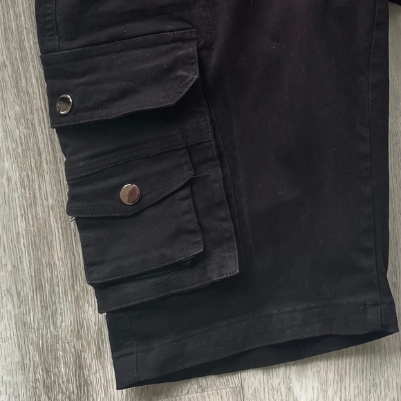 Black Cotton Bermuda Cargo Shorts | Size: 4 - Picture 9 of 16
